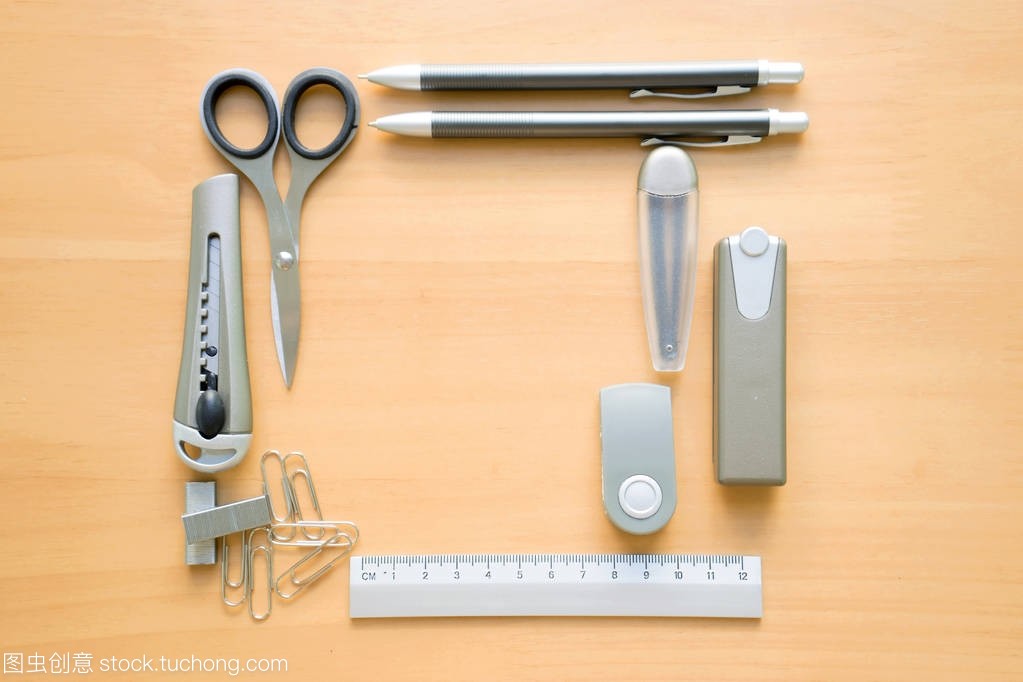 學(xué)校開(kāi)放相冊(cè)耗材木制桌子上的辦公用品